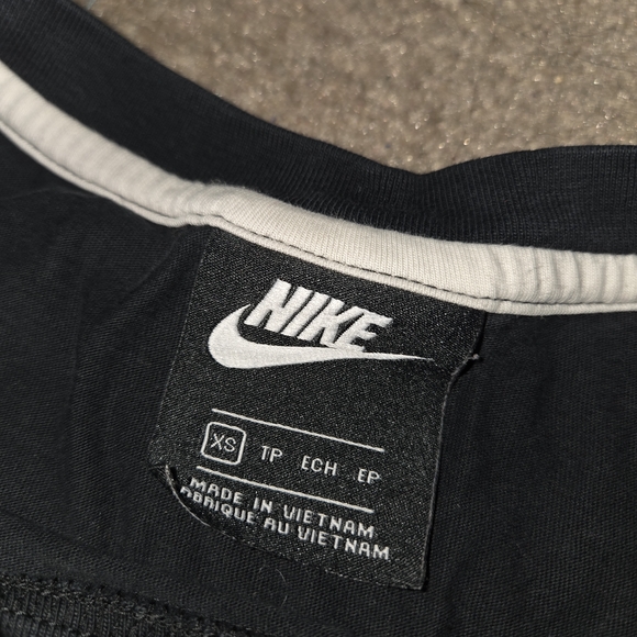 Nike Basic Tee - Picture 2 of 3